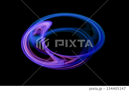 黒バックの中で浮かび上がる青系の流動的な光の渦 134405147