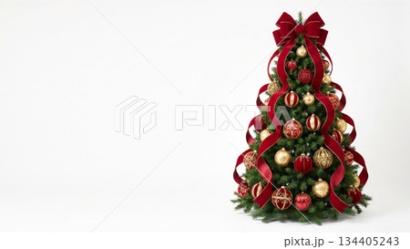 白背景にルビーレッドのリボンのヴィンテージ風クリスマスツリー 134405243