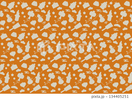 シンプルなお正月の縁起物のシルエットのシームレスパターン素材（オレンジ） 134405251