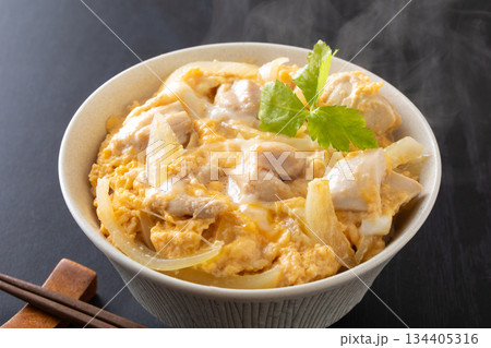 親子丼を食べる 親子丼を食べる 134405316