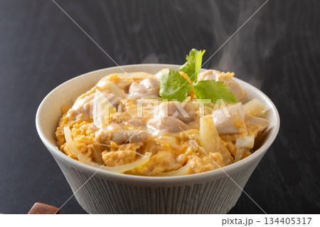 親子丼を食べる 親子丼を食べる 134405317