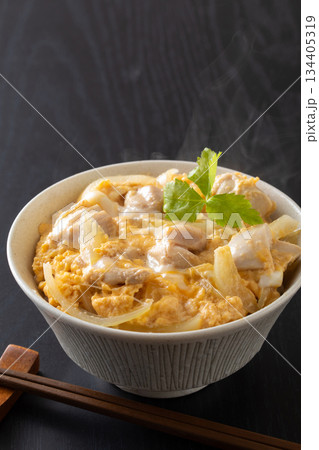 親子丼を食べる 親子丼を食べる 134405319