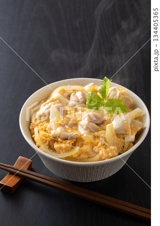 親子丼を食べる 親子丼を食べる 134405365