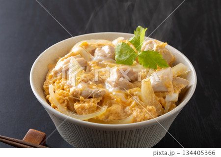 親子丼を食べる 親子丼を食べる 134405366