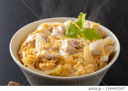 親子丼を食べる 134405367