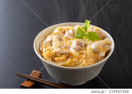 親子丼を食べる 134405368