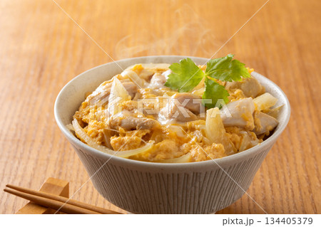 親子丼を食べる 親子丼を食べる 134405379