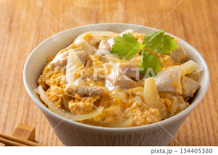 親子丼を食べる 親子丼を食べる 134405380