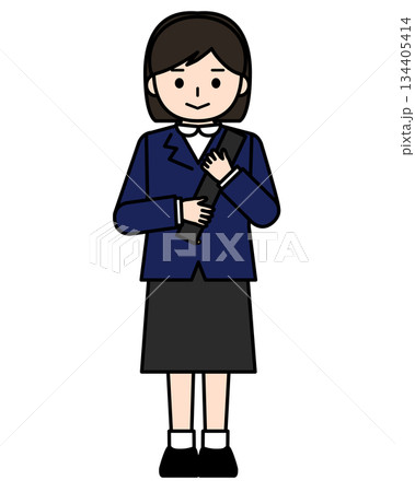 制服姿で卒業証書を抱える女の子 制服姿で卒業証書を抱える女の子 134405414