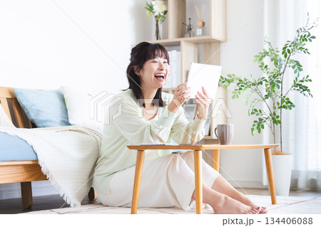リビングでくつろぐ女性 リビングでくつろぐ女性 134406088