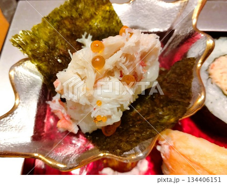 にぎり寿司盛り合わせの、蟹にぎりを中心としたアップ 134406151