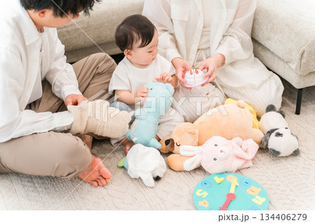 マイホームのリビングで子供,赤ちゃんと遊ぶ子育て世代のファミリー,家族(育児,子育て,スキンシップ) マイホームのリビングで子供,赤ちゃんと遊ぶ子育て世代のファミリー,家族(育児,子育て,スキンシップ) 134406279