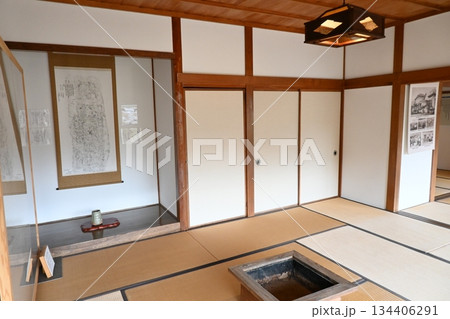 伝統的な囲炉裏（いろり）と床の間がある日本の古い民家 134406291