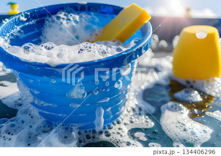 バケツとスポンジの洗車イメージ 屋外クリーニング概念 バケツとスポンジの洗車イメージ 屋外クリーニング概念 134406296