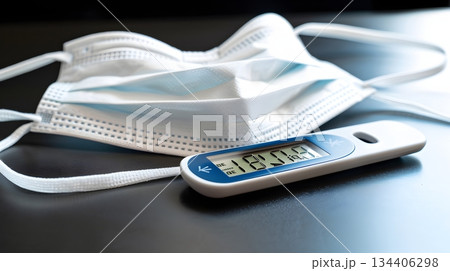 体温計とマスクで表現する風邪・感染症対策のヘルスケア概念 体温計とマスクで表現する風邪・感染症対策のヘルスケア概念 134406298
