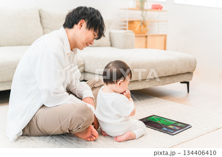 マイホームのリビングで子供,赤ちゃんと遊ぶ父親(タブレット,育児,子育て,スキンシップ) マイホームのリビングで子供,赤ちゃんと遊ぶ父親(タブレット,育児,子育て,スキンシップ) 134406410
