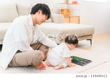 マイホームのリビングで子供,赤ちゃんと遊ぶ父親(タブレット,育児,子育て,スキンシップ) マイホームのリビングで子供,赤ちゃんと遊ぶ父親(タブレット,育児,子育て,スキンシップ) 134406411