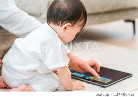 マイホームのリビングで子供,赤ちゃんと遊ぶ父親(タブレット,育児,子育て,スキンシップ) マイホームのリビングで子供,赤ちゃんと遊ぶ父親(タブレット,育児,子育て,スキンシップ) 134406412