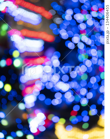 クリスマスイルミネーションの光りの球 134406455