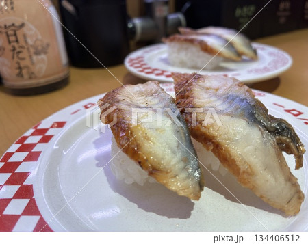 回転ずしで食べる「うなぎの蒲焼」 134406512