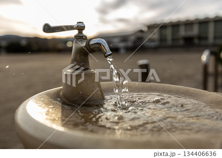 広い公園にある水飲み場の素材写真 134406636