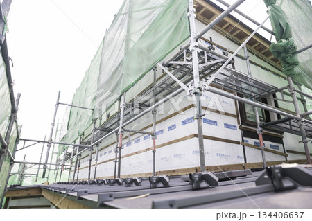 外壁を貼る前の足場を組んだ新築住宅 134406637