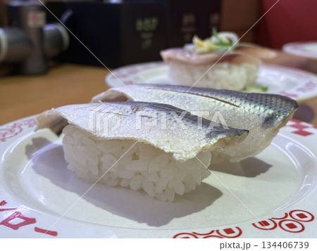 回転ずしで食べる「しめさば」 134406739