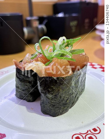 回転ずしで食べる「海鮮漬け軍艦」 回転ずしで食べる「海鮮漬け軍艦」 134406740