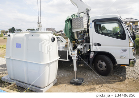 浄化槽を運搬してきたトラック 134406850