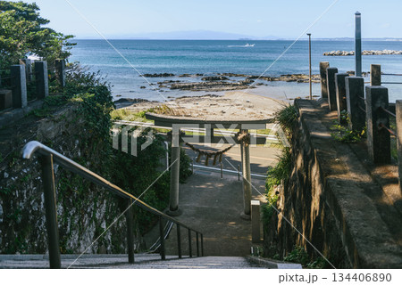 海を見下ろす階段と鳥居、日本の海辺に佇む静かな風景 134406890
