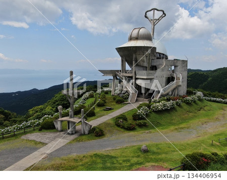輝北町の輝北うわば高原の天球館付近の空撮 134406954
