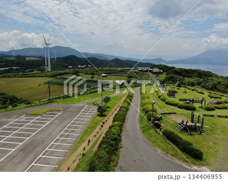眼下に錦江湾と桜島を望む輝北うわば高原からの空撮 眼下に錦江湾と桜島を望む輝北うわば高原からの空撮 134406955