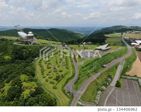 鹿児島県鹿屋市輝北町の輝北うわば高原の広場の空撮 134406962