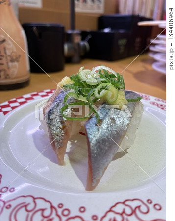 回転ずしで食べる「天然真あじ」 回転ずしで食べる「天然真あじ」 134406964