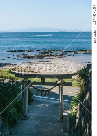 海へ続く階段と鳥居、縦構図で切り取った日本の静かな風景 134407207