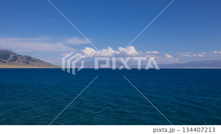 中国・新疆の赛里木湖（サイラム湖） 「大西洋最後の一滴の涙」と称される青い湖 134407213