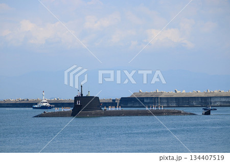 入港してきた潜水艦 134407519