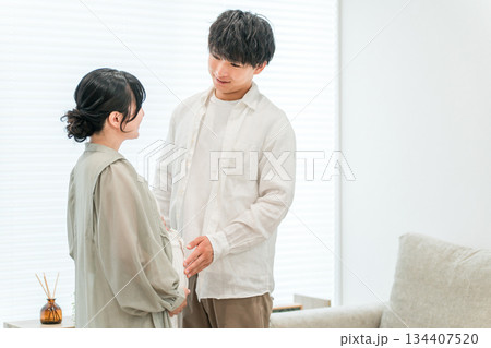 マイホームのリビングにいる夫婦,妊婦（マタニティ） 134407520