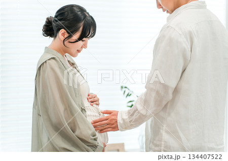 マイホームのリビングにいる夫婦,妊婦（マタニティ） 134407522