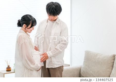 マイホームのリビングにいる夫婦,妊婦（マタニティ） 134407525