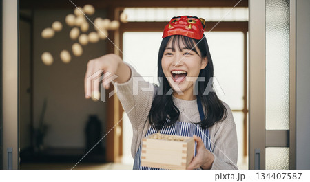 節分の豆まきをする女性 134407587