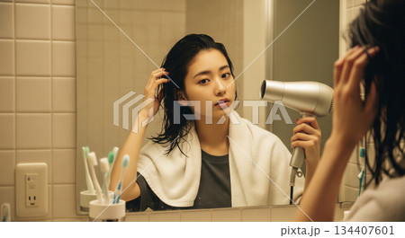 お風呂上がりのドライヤーで髪を乾かす女性 134407601
