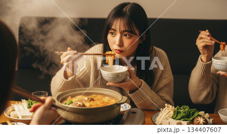 鍋料理（キムチ鍋）を食べる女性 134407607