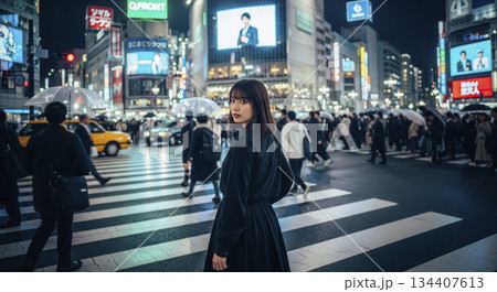 渋谷スクランブル交差点でたたずむ若い女性 134407613