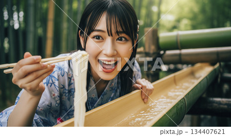 流しそうめんをする女性　清涼感あふれるシーン 134407621