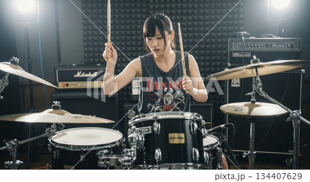 ドラムを叩く女性 134407629