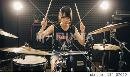 ドラムを叩く女性 134407630