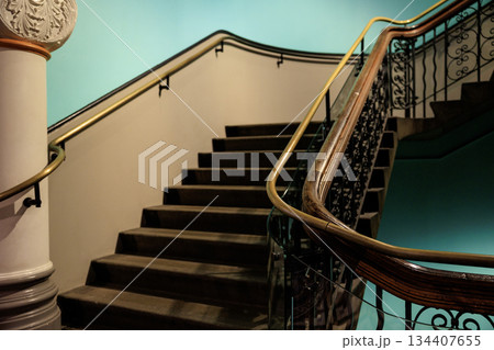 螺旋階段と緑のバックグラウンド 134407655