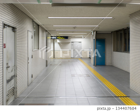 タイル張りの通路 134407684