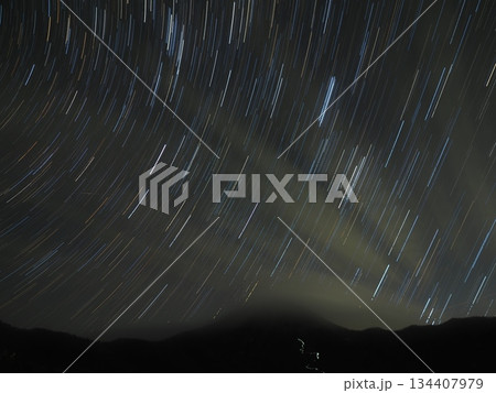 日没後に下山する登山者の光跡と雲の向こうの星の光跡（20251214181322） 134407979